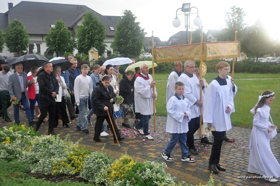 64 Procesja eucharystyczna.jpg